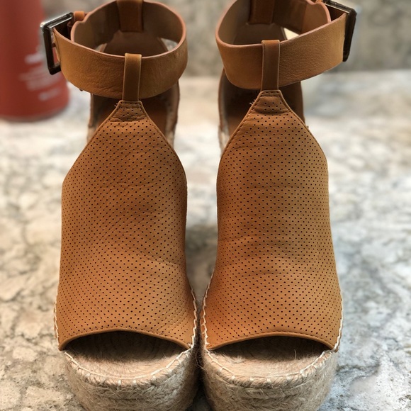 🔥sold out🔥 Marc Fisher wedges - Picture 2 of 5